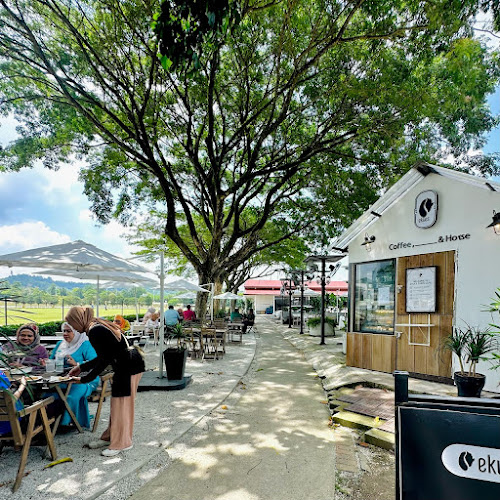 Ekues Cabin Cafe - Gastronomi dan perhotelan