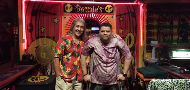 Bernie's Bar/Pub - Gastronomi dan perhotelan