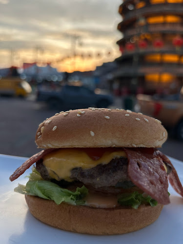Mat John Burger Menara Condong - Gastronomi dan perhotelan