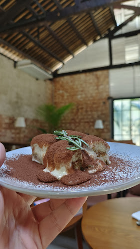 Higher Ground - Gastronomi dan perhotelan