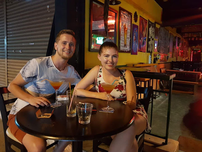 Bernie's Bar/Pub - Gastronomi dan perhotelan