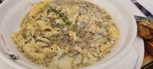 Kafe Bistro Two Frenchies - Gastronomi dan perhotelan