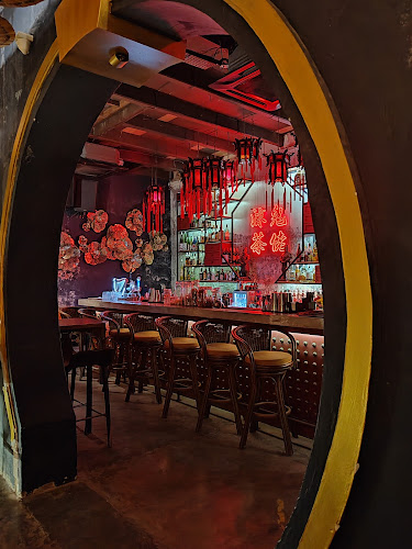 The Old Merchant - Gastronomi dan perhotelan