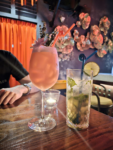 The Old Merchant - Gastronomi dan perhotelan