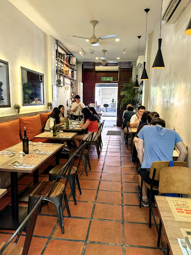 Kafe Bistro Two Frenchies - Gastronomi dan perhotelan