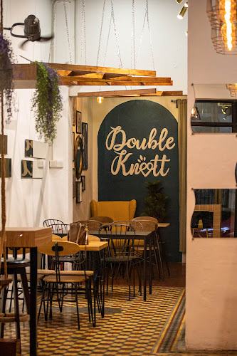 Double Knott Cafe - Gastronomi dan perhotelan
