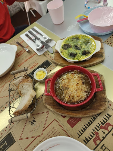 Kafe Bistro Two Frenchies - Gastronomi dan perhotelan