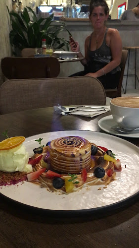 De Cafe & Rest House - Gastronomi dan perhotelan