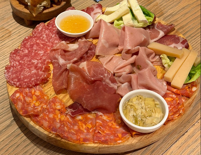 Opinii despre Luretta D.O.P. Italian Deli at Lot 10 în Kuala Lumpur - Gastronomi dan perhotelan