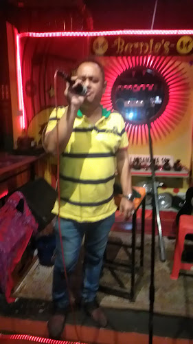 Bernie's Bar/Pub - Gastronomi dan perhotelan