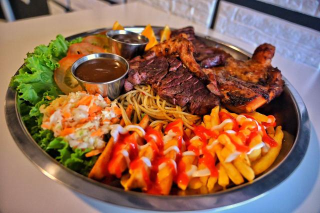 BIG BEAR STATION - Gastronomi dan perhotelan