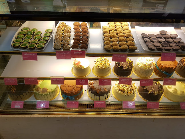 Little Collins cakery & cafe