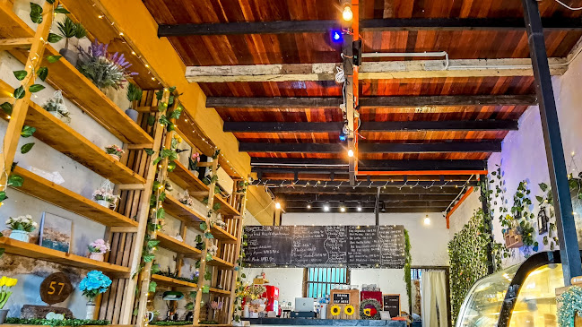 lima.tujoh Cafe & Guesthouse - Gastronomi dan perhotelan