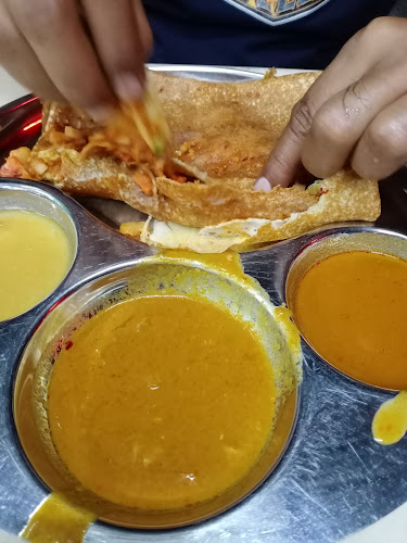 Famous Mama - Gastronomi dan perhotelan