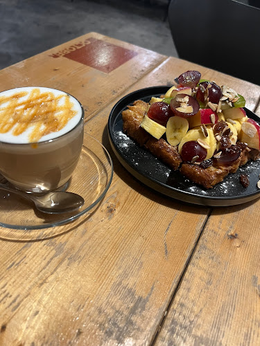 Opinii despre October Coffee Roasters în Kota Kinabalu - Gastronomi dan perhotelan