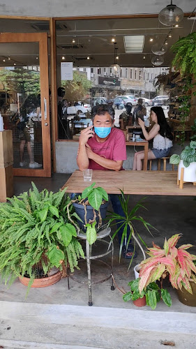 One Half - Gastronomi dan perhotelan