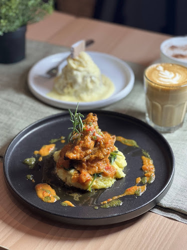 Emilyns & Cafe - Gastronomi dan perhotelan