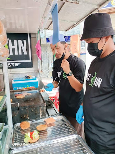 Mat John Burger Menara Condong - Gastronomi dan perhotelan