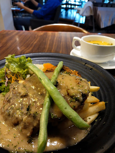 Opinii despre Bonzer Restaurant • Kingwood Hotel în Miri - Gastronomi dan perhotelan