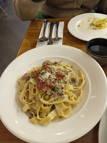 Dave's Bistro • Bar & Grill