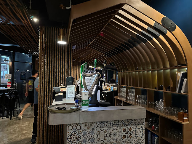 D'Atas Explorers Tavern - Gastronomi dan perhotelan