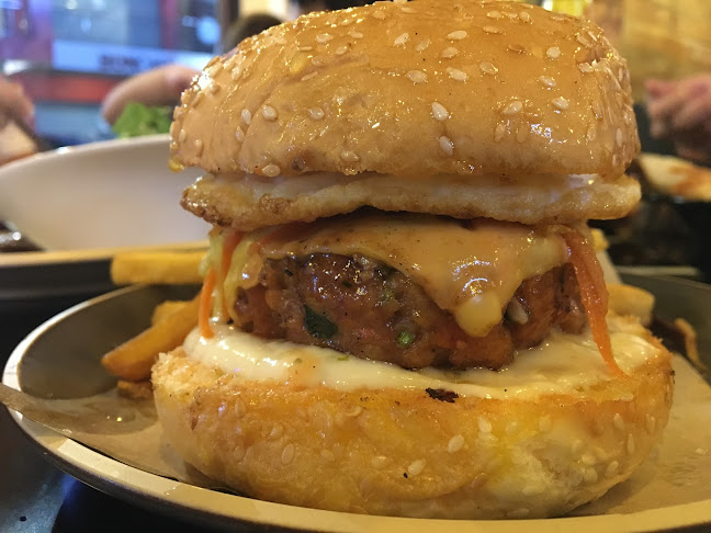 Opinii despre Jacknife Bar & Grill în Kota Kinabalu - Gastronomi dan perhotelan