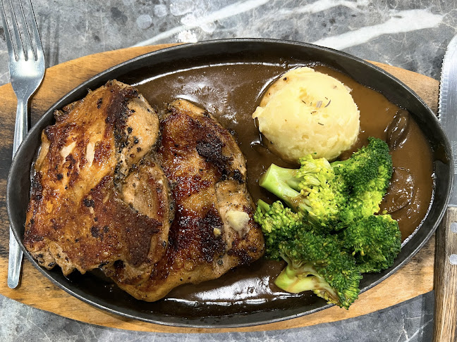 Warong 2000 Petra Jaya - Gastronomi dan perhotelan