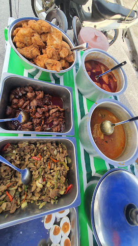 nasi lemak berlauk (depan 99 speedmart) - Gastronomi dan perhotelan