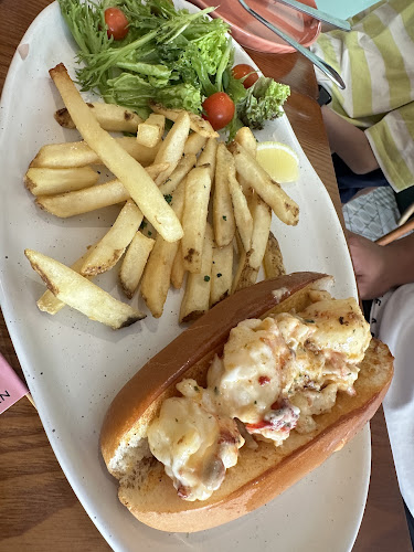 The Palm Cafe & Bistro - Gastronomi dan perhotelan