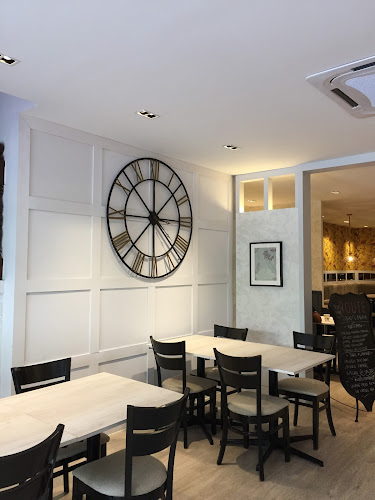Emilyns & Cafe - Gastronomi dan perhotelan