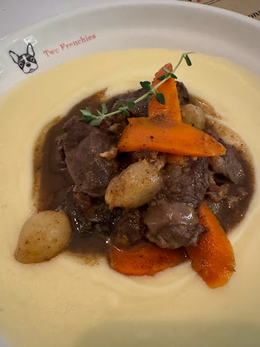 Kafe Bistro Two Frenchies - Gastronomi dan perhotelan