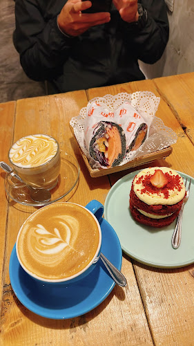 Opinii despre October Coffee Roasters în Kota Kinabalu - Gastronomi dan perhotelan