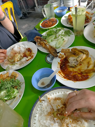 Ayam Penyet Mak Maya (warung mak ipah) - Gastronomi dan perhotelan