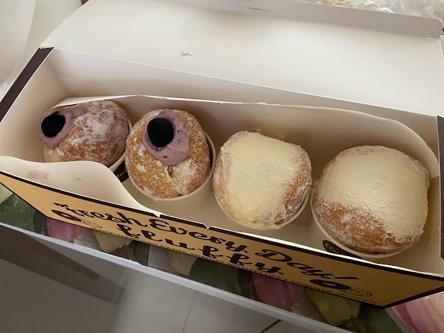 Cafe Fluffy - Everyday Handmade Dessert Cafe: Premium Donuts & Coffee - Gastronomi dan perhotelan