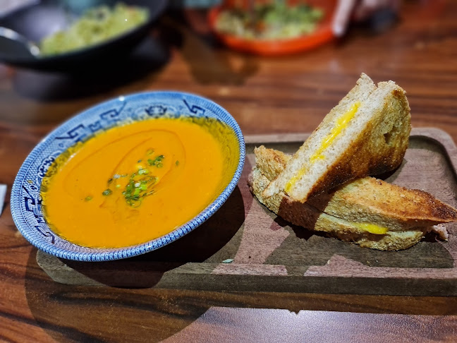 The Replacement - Lodge & Kitchen - Gastronomi dan perhotelan