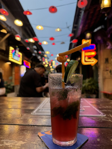 Tipsy Bridge - Gastronomi dan perhotelan