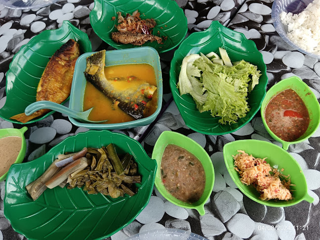 Opinii despre Warung Nasi Talam Ikan Bakar Sepuh în Lenggong - Gastronomi dan perhotelan