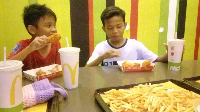 McDonald's Giant Jalan Kebun DT - Gastronomi dan perhotelan