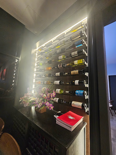 Howdy Grillhouse - Gastronomi dan perhotelan