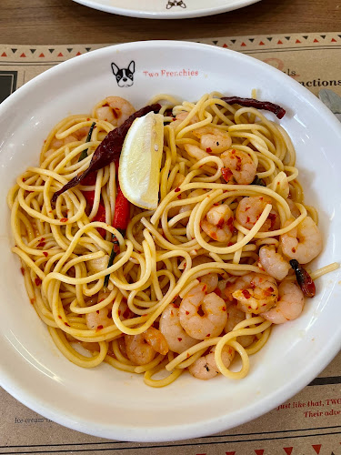 Kafe Bistro Two Frenchies - Gastronomi dan perhotelan