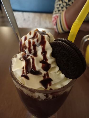 Opinii despre Ice Cream Cafe House în Pusing - Gastronomi dan perhotelan