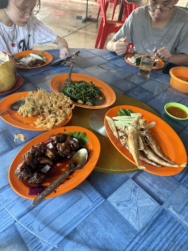 Opinii despre Restoran Makanan Laut Villa în Sitiawan - Gastronomi dan perhotelan