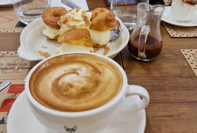 Kafe Bistro Two Frenchies