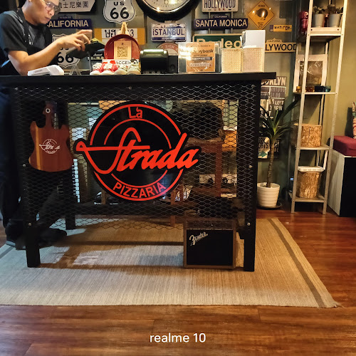 La Strada Pizzaria - Gastronomi dan perhotelan