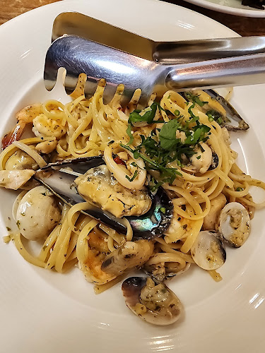 Dave's Bistro • Bar & Grill