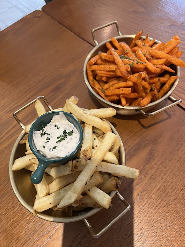 The Palm Cafe & Bistro - Gastronomi dan perhotelan