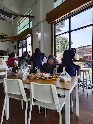 SEGITIGA by Dunyut Munchies - Chukai