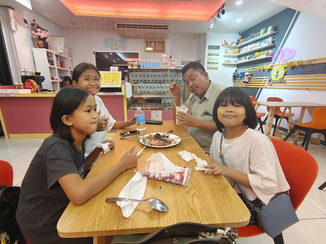 Comentarii opinii despre Queen Bee Ice Cream Dessert Shop