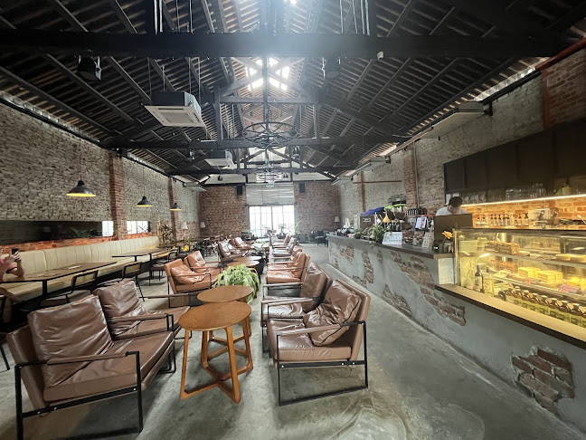 Higher Ground - Gastronomi dan perhotelan