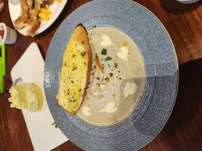 London Cafe & Bistro - Gastronomi dan perhotelan